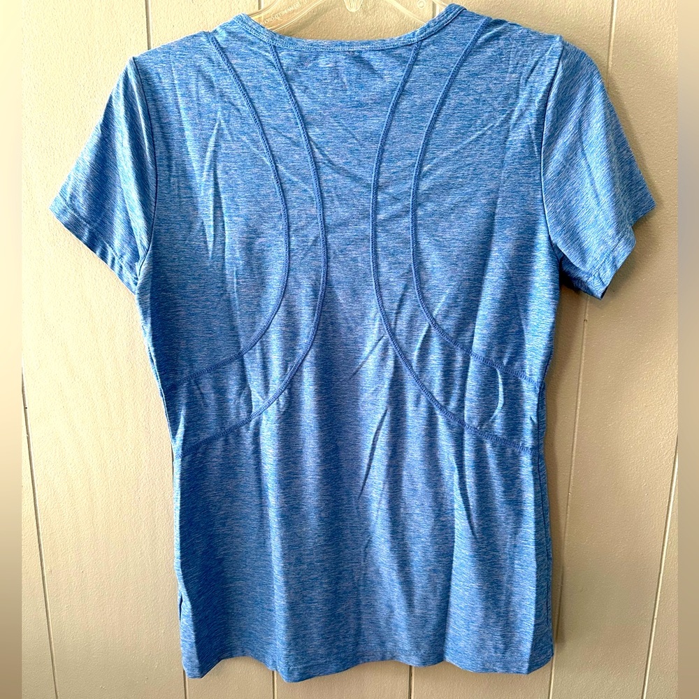 Women’s Reebok drifit Top. Size S - Picture 3 of 3